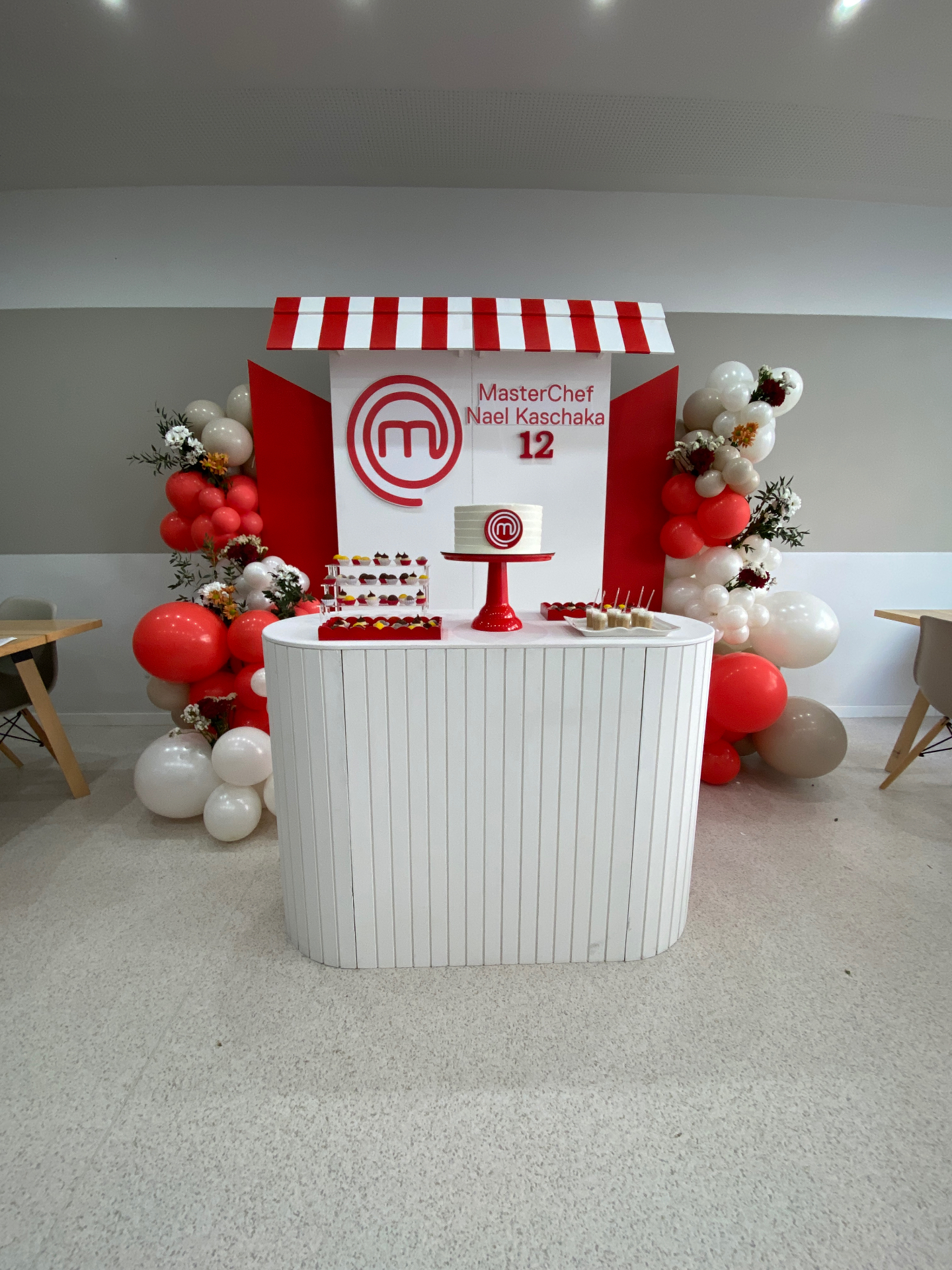 Setup temático MasterChef com balões e bolo