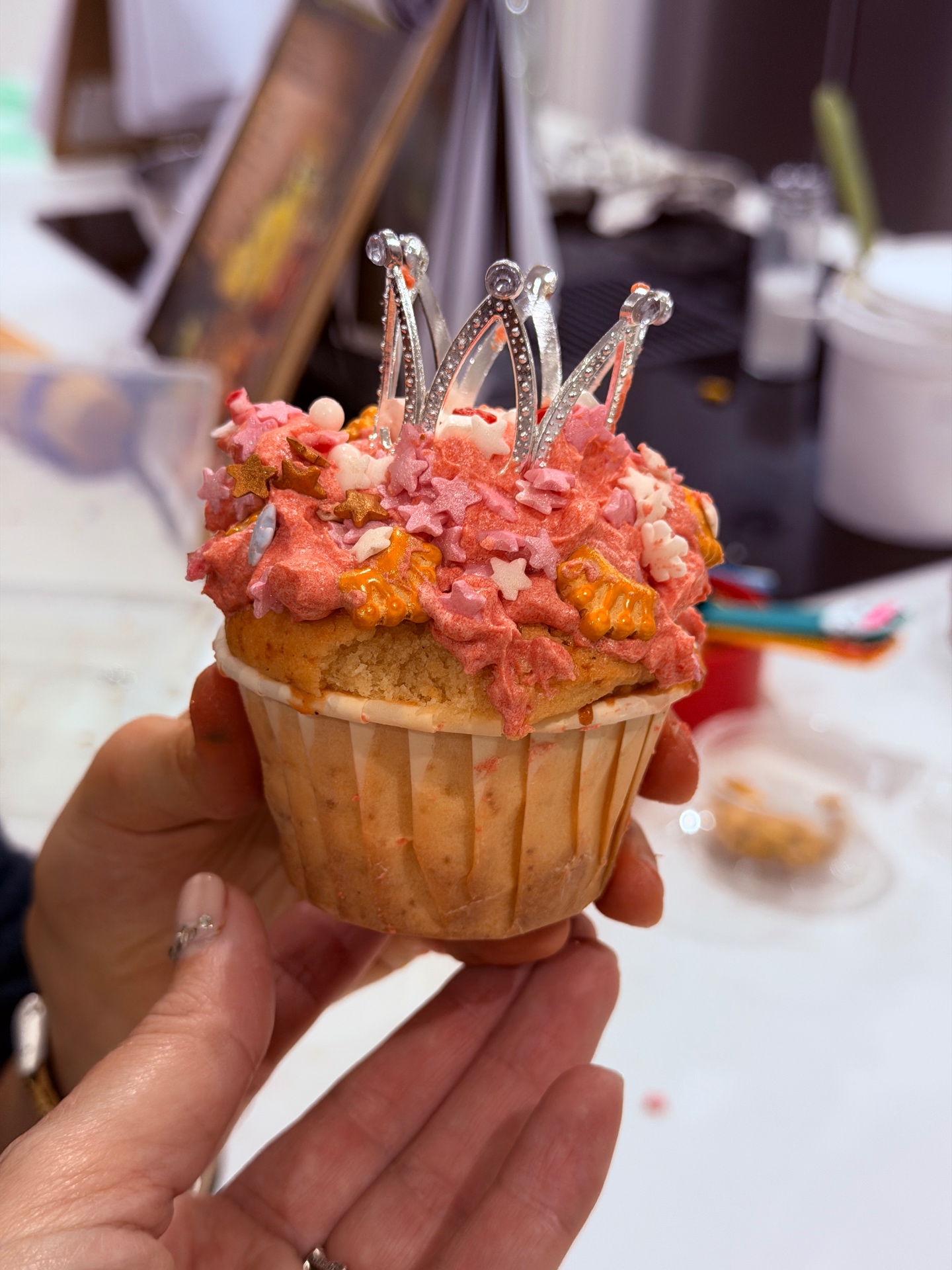 Cupcake decorado com coroa e sprinkles