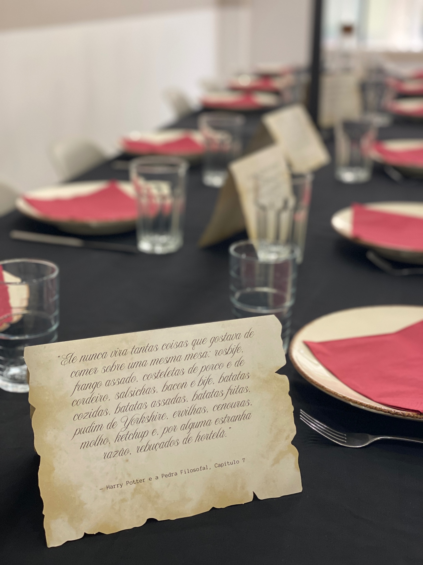 Mesa temática Harry Potter com pergaminho