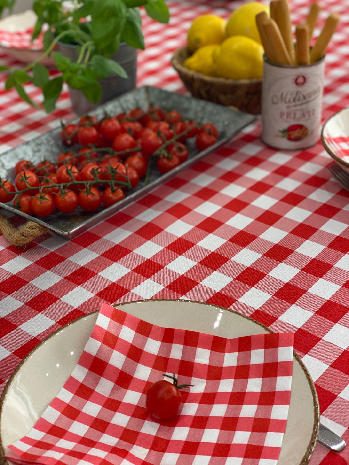 Detalhes italianos: tomate, limões e manjericão