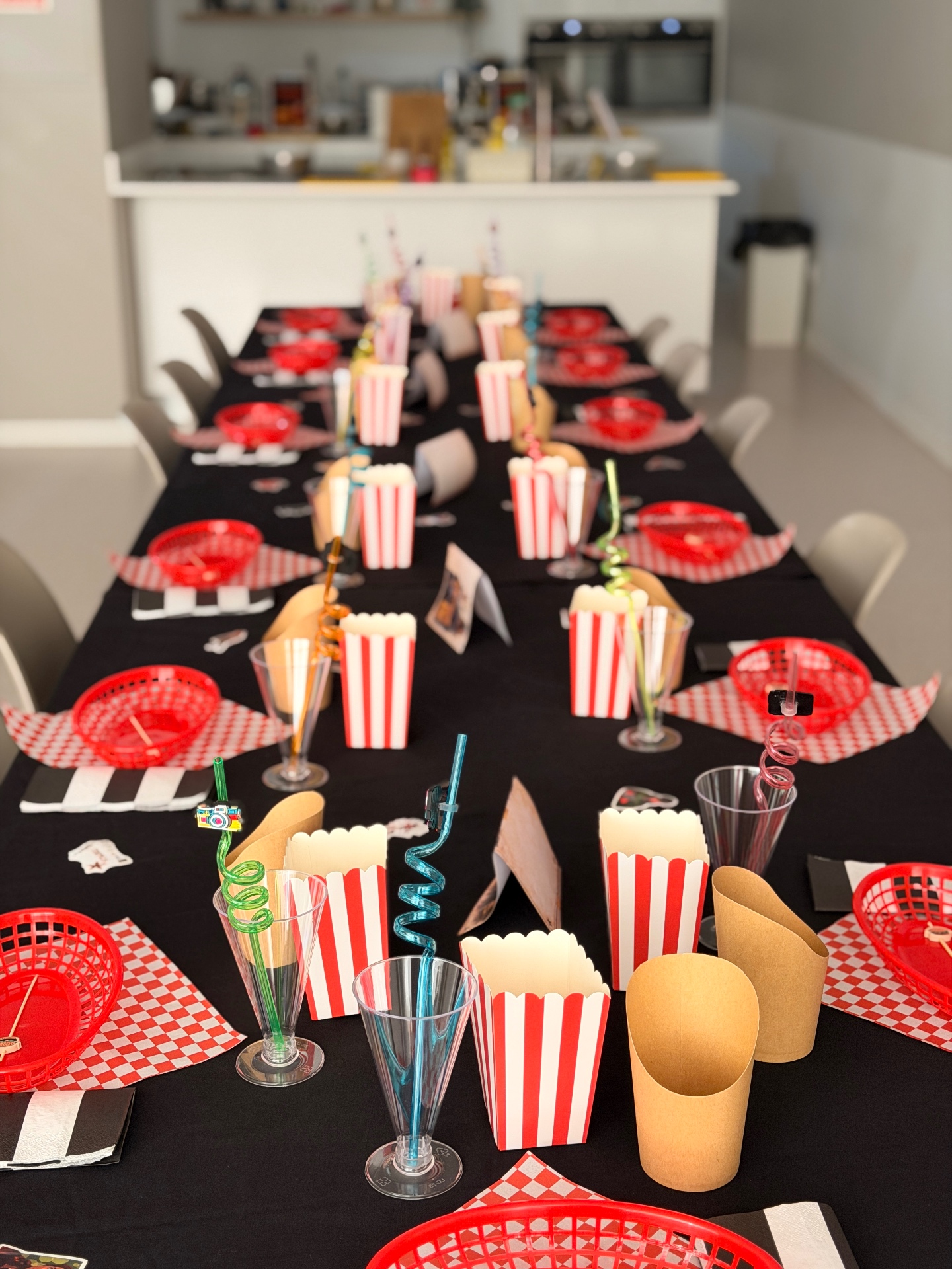 Mesa estilo cinema preparada para a festa
