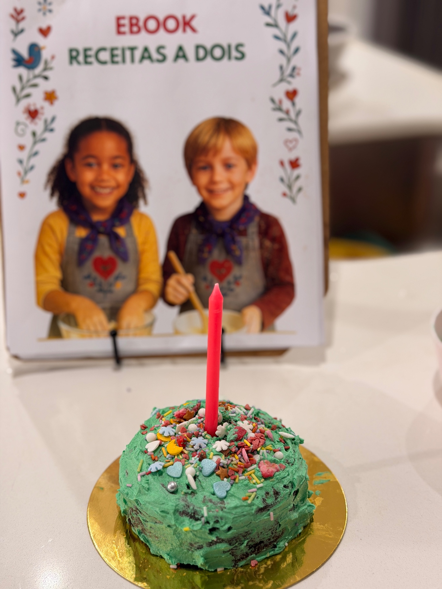Bolo de aniversário decorado com sprinkles