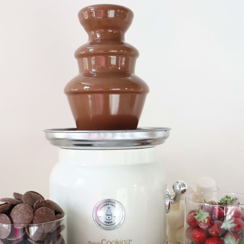 Fonte de chocolate com morangos e marshmallows